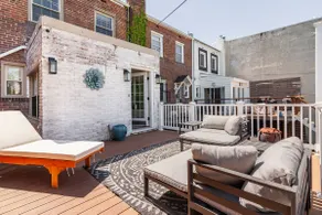 Modern DC row house - Prime location, free parking - Image 4