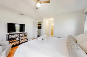 Newly Listed! Minutes from Beaches! - Image 4