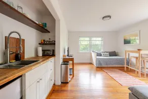 Well-appointed one bedroom Apt - Image 4