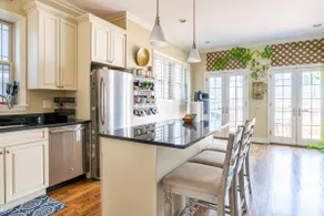 Gorgeous and Luxurious 3 BR Home - Image 3
