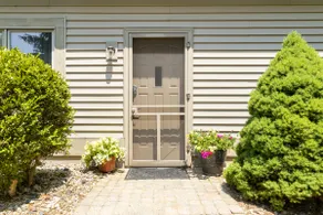 Apt with Foyer, Living, Bedroom, Bathroom, Kitchen - Image 2