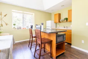 Apt with Foyer, Living, Bedroom, Bathroom, Kitchen - Image 5