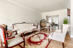 Modern 3BR Near SLU • Yard + BBQ + Free Parking - Image 2
