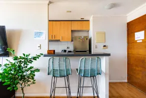 Large Urban Park Apartment, in front of mall - Image 4