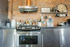 Crossroads Industrial Art Loft - Sleeps 7 - Image 4