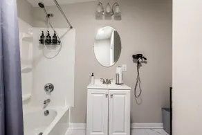 Cozy, Newly Updated 2BR - Image 5