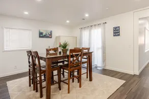 Newly Remodeled Charming 3/2 w/ King Bed - Image 3