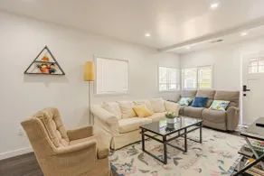 Newly Remodeled Charming 3/2 w/ King Bed - Image 2