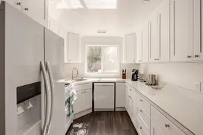Newly Remodeled Charming 3/2 w/ King Bed - Image 5