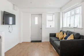 Stunning modern city house - Image 2