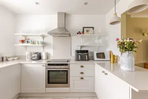 Stylish 3 Bed, Free Parking, Swindon 15 mins away - Image 4