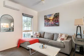 boutique apartment w free parking & direct access - Image 2