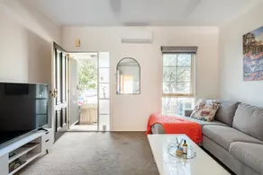 boutique apartment w free parking & direct access - Image 5