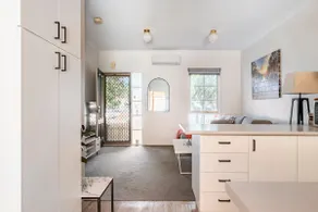 boutique apartment w free parking & direct access - Image 4