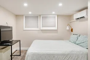 Cozy Suite King Bed Free Parking Private Entrance - Image 2