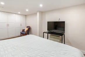 Cozy Suite King Bed Free Parking Private Entrance - Image 3