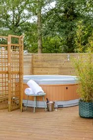 Willow Pod, with Hot Tub- Eastwood Glamping - Image 2