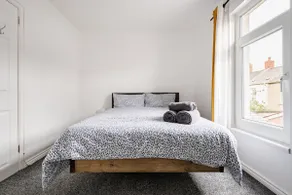 Cosy house with floating beds in Belfast - Image 2