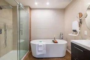 Complete house with hot tub and private courtyard - Image 3