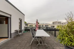 Chic penthouse with terrace and underground parking - Image 5
