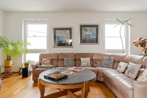 Chic penthouse with terrace and underground parking - Image 2