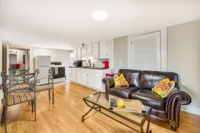 SUNNY PRIVATE 1 BEDROOM APARTMENT - Image 3