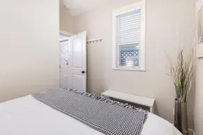 Private 10min toYVR/ Xtra clean/free parking - Image 4