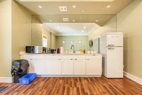 Spacious 2 Bed 2 Bath Basement Suite in Oakridge - Image 2