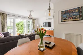 Spacious Stylish House,R/way Museum,Parking,Garden - Image 4
