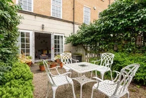 Spacious Stylish House,R/way Museum,Parking,Garden - Image 5
