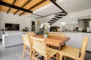 Beautiful townhouse • A/C and pool - Image 5
