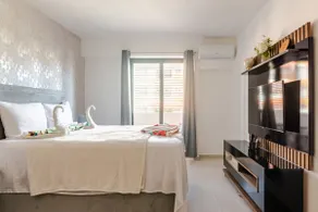 Brand new, with private Jacuzzi - Image 4