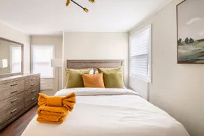 Modern 2BR Near EWR, NYC & Free EV Charging - Image 5