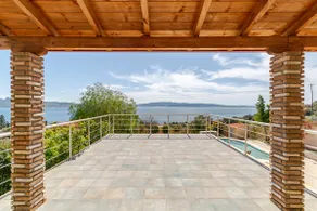 Spacious Villa With a Pool - Image 4