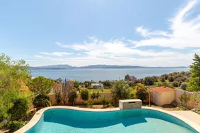 Spacious Villa With a Pool - Image 2