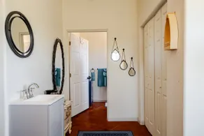 Suite 3.Private Entry Hotel Style - Image 4