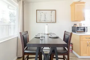 Chic 1 Bedroom Apartment w/ Comfy King Bed - Image 3