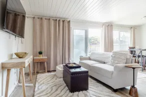 Chic 1 Bedroom Apartment w/ Comfy King Bed - Image 2