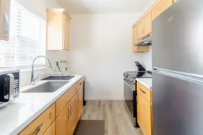 Chic 1 Bedroom Apartment w/ Comfy King Bed - Image 4