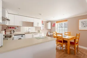 Town House i Central Wells med parkering - Image 4