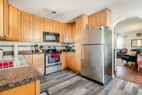 Awesome Walkable Westwood area Quite Comfy Home! - Image 4