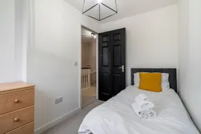 Superb 3 Bed Home Away from Home in Glasgow, just off M8 with free parking - Image 5