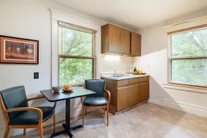 Charming! 2 bedroom, upper apartment. Sleeps 3. - Image 4