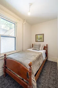 Charming! 2 bedroom, upper apartment. Sleeps 3. - Image 3