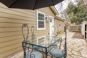 Pet-Friendly Cottage Close to Downtown Seguin ! - Image 4