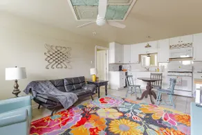 Pet-Friendly Cottage Close to Downtown Seguin ! - Image 2