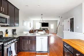 Modern 4BR/5BA home w/ free parking & biking trail - Image 4
