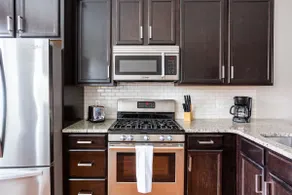 Modern 4BR/5BA home w/ free parking & biking trail - Image 5