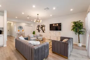 Stylish 4BR ~ Near Colleges, BBQ Patio, Pool Table - Image 5