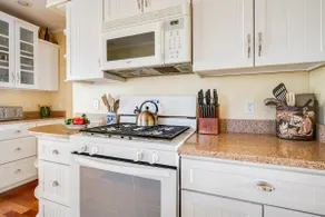 Sink Into the Hot Tub of a Large & Lovely Downtown Bend Home - Image 4
